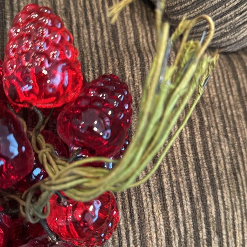Vintage RED LUCITE GRAPES leaves vine piece berries vine raspberries - Picture 6 of 6